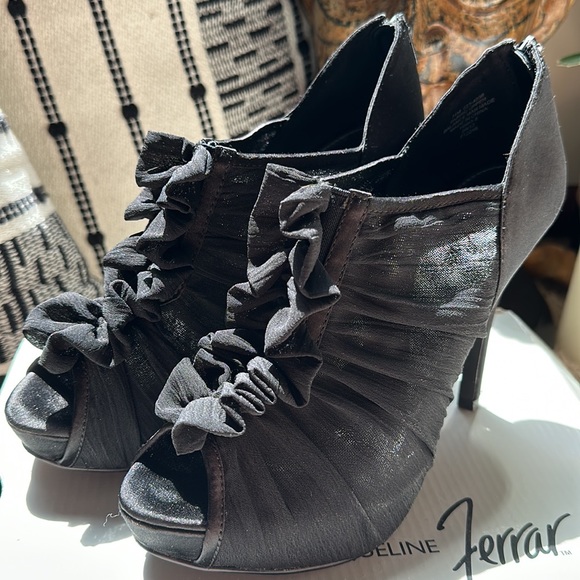Beautiful Black ruffled heels - Picture 6 of 6